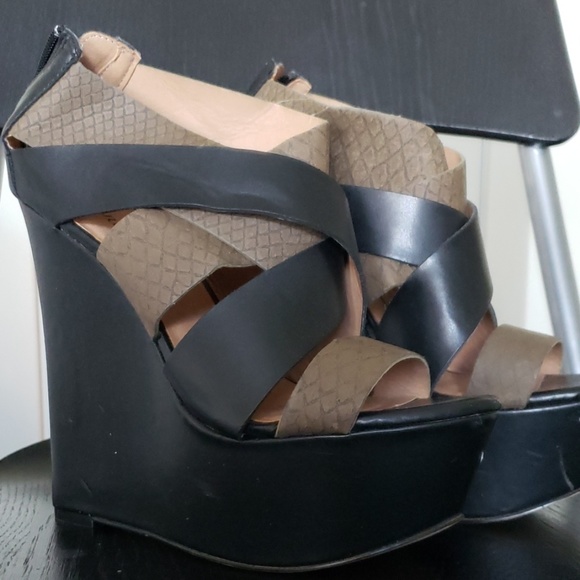 Shoes - Wedges - Picture 1 of 2
